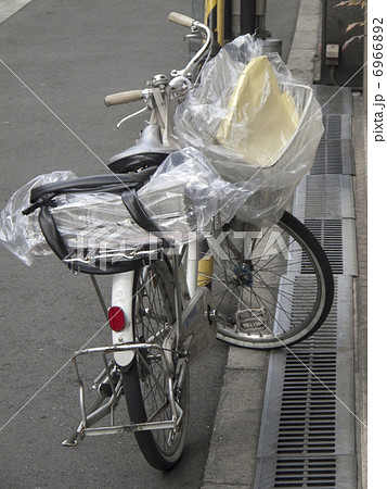 新聞配達の自転車の写真素材