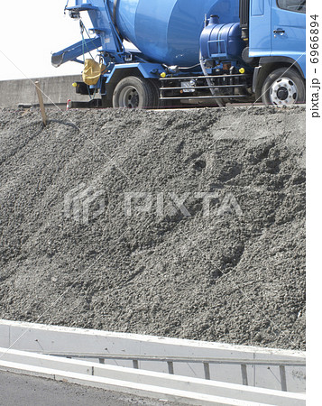 河川の堤防工事現場 河川の堤防工事現場 6966894