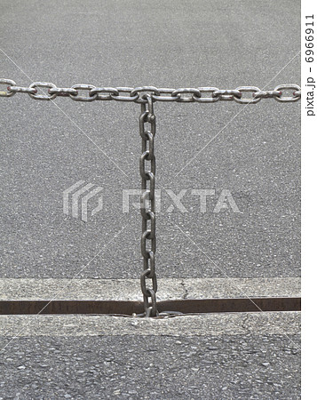 駐車場のロボットゲートのチェーンの写真素材