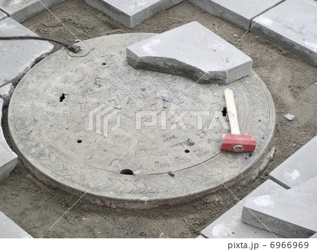 歩道のタイル張りの工事 歩道のタイル張りの工事 6966969
