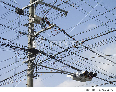 住宅街の密集した電線 6967015