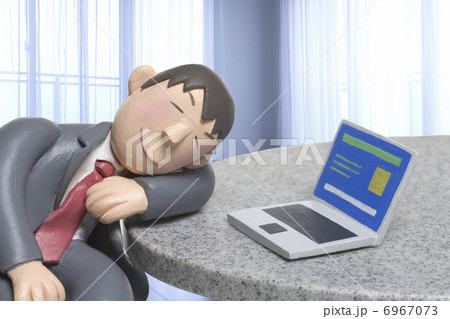 パソコンをしながら居眠りをする人形 パソコンをしながら居眠りをする人形 6967073
