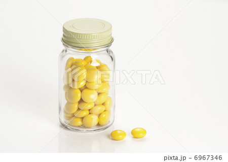 ビタミン剤の入った薬瓶 6967346