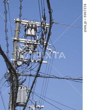 電線が密集した電柱 電線が密集した電柱 6967358