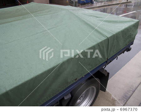 トラックの防水シートの水滴 6967370