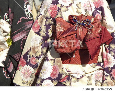 和服を着て歩く女性の後ろ姿 和服を着て歩く女性の後ろ姿 6967459