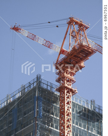 マンション建設のクレーン マンション建設のクレーン 6967501
