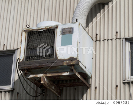 工場の古いエアコンの室外機 工場の古いエアコンの室外機 6967585
