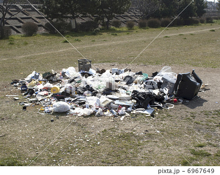 河川敷に不法投棄された家電製品 6967649