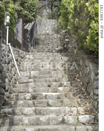 住宅街の細い階段の坂道 住宅街の細い階段の坂道 6967785