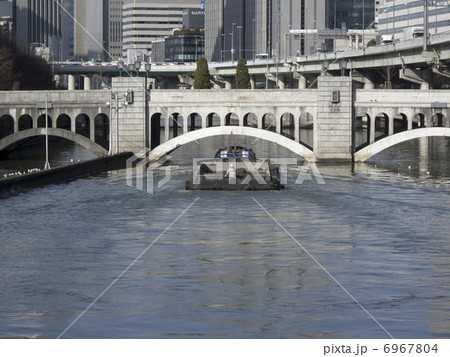 水晶橋をくぐるハシケ 6967804