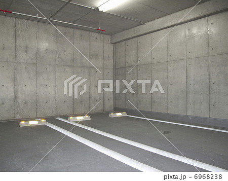 地下駐車場のコンクリートの写真素材
