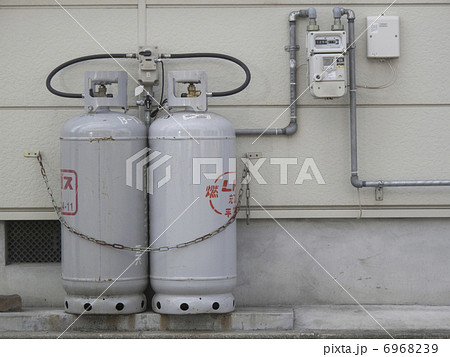 民家の壁面に設置したプロパンガスタンク 民家の壁面に設置したプロパンガスタンク 6968239
