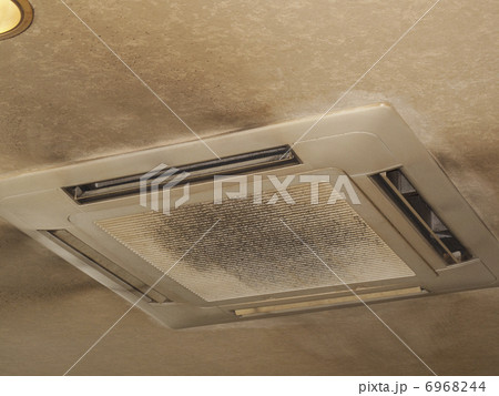 天井の汚れたビルトインエアコン 6968244