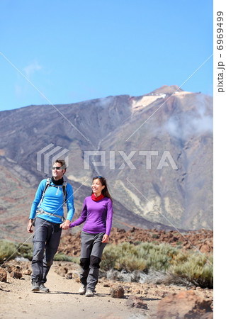 Couple hiking outdoors 6969499