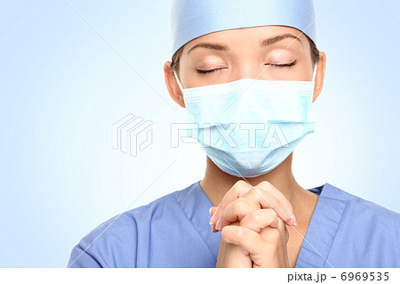 medical doctor praying medical doctor praying 6969535