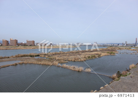 大阪市都島区城北公園付近の淀川と街並み 大阪市都島区城北公園付近の淀川と街並み 6971413