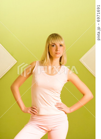 Young woman ready for fitness exercise 6971691