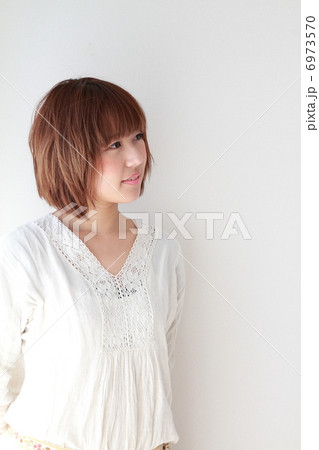 可愛いボブヘアの女性 6973570
