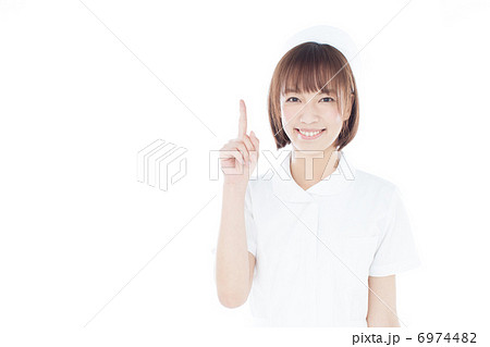 指差す女性看護士 指差す女性看護士 6974482