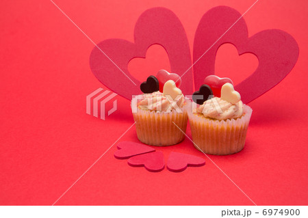 Two valentines cupcakes with five heart decorations 6974900