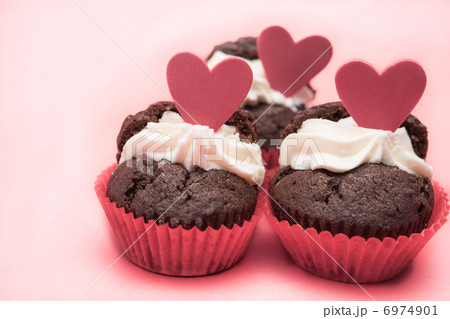 Three chocolate valentines cupcake with heart decorations 6974901