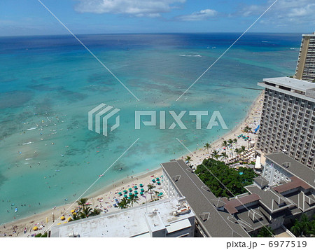 ハワイ　ホテルから見たワイキキビーチ 6977519