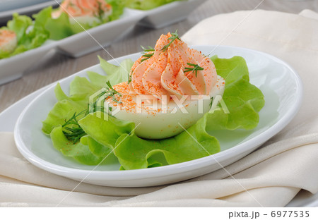 Eggs stuffed with salmon pate 6977535