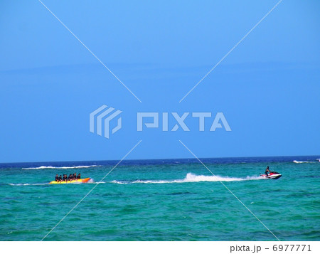 真っ青な海でのマリンスポーツ 6977771