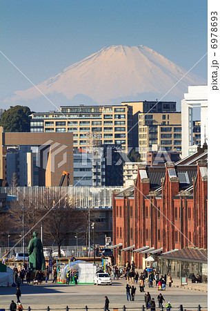赤レンガ倉庫の坂本龍馬像と富士山 6978693