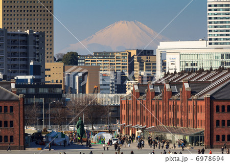 赤レンガ倉庫の坂本龍馬像と富士山 赤レンガ倉庫の坂本龍馬像と富士山 6978694