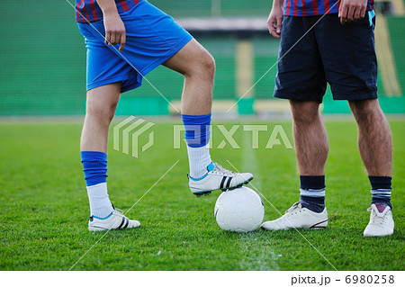 football players in competition for the ball 6980258