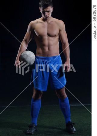soccer player 6980679