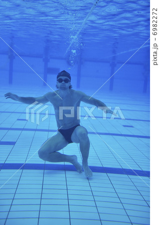 swimming pool underwater 6982272