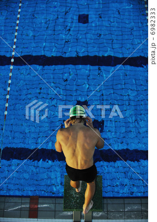 young swimmmer on swimming start 6982333