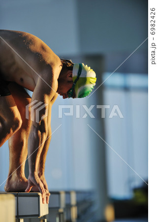 young swimmmer on swimming start 6982426