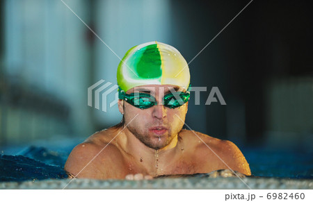 swimmer 6982460