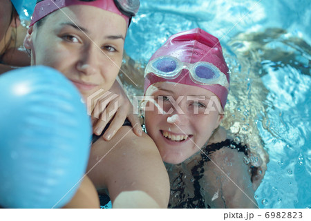 happy childrens at swimming pool 6982823