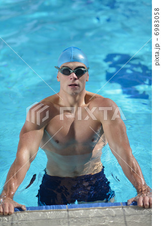 swimmer 6983058
