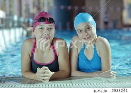 happy childrens at swimming pool 6983241