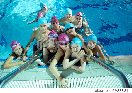 happy childrens at swimming pool 6983381