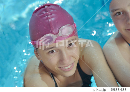 happy childrens at swimming pool 6983483