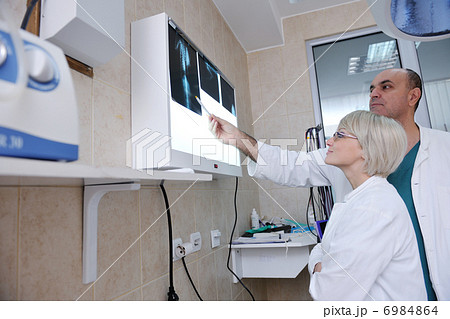 veterinarian and assistant in a small animal clinic 6984864