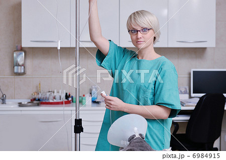 Female veterinary Female veterinary 6984915