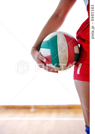 gir playing volleyball 6985383