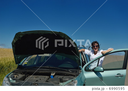 woman with broken car 6990595