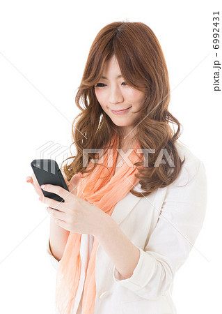 スマートフォンを使う女性 スマートフォンを使う女性 6992431