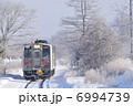 釧網本線　雪の中を行く列車 6994739