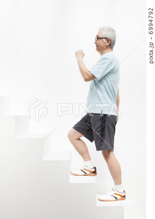 スポーツする50代男性 6994792