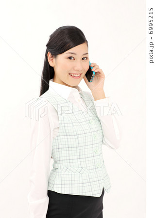 スマートフォンで話すビジネスウーマン 6995215